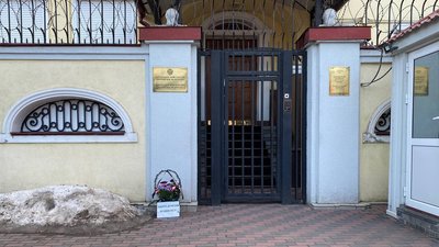 "Прощальний подарунок": біля генконсульства РФ у Харкові залишили траурний вінок "Прощальний подарунок": біля генконсульства РФ у Харкові залишили траурний вінок