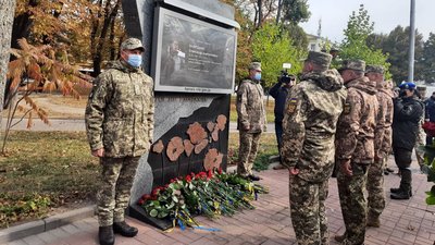 Вінничани вшанували захисників України покладанням квітів