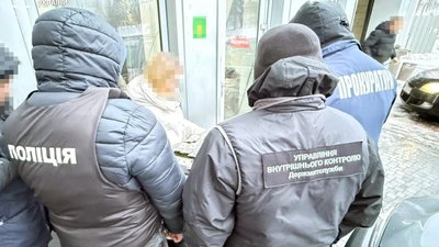 Пропонував митнику хабар 1100 доларів: у Львові судитимуть 32-річного чоловіка