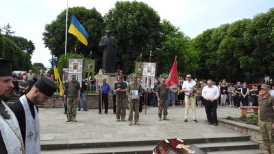 На Тернопільщині в останню дорогу провели бійця Володимира Кукурудзу