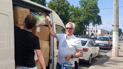 Понад тонну гуманітарної допомоги привезли до Житомира для переселенців волонтери з Нідерландів Понад тонну гуманітарної допомоги привезли до Житомира для переселенців волонтери з Нідерландів