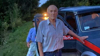 За 5 км від дороги: на Закарпатті знайшли дідуся, який заблукав у лісі За 5 км від дороги: на Закарпатті знайшли дідуся, який заблукав у лісі