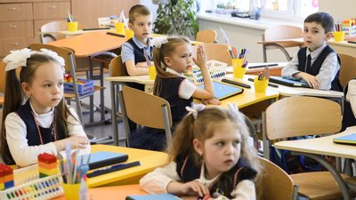 На Херсонщині учні молодшої школи та одинадцятикласники повертаються до навчання офлайн