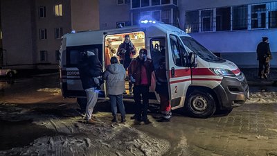 Пожежники та медики надають допомогу Пожежники та медики надають допомогу