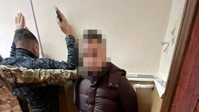 Хабар за торгівлю ялинками: затримали двох посадовців однієї зі столичних РДА