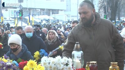 Завершилося вшанування покладанням квітів до пам’ятника Героям Небесної Сотні. Фото: Суспільне. Поділля. Завершилося вшанування покладанням квітів до пам’ятника Героям Небесної Сотні. Фото: Суспільне. Поділля.