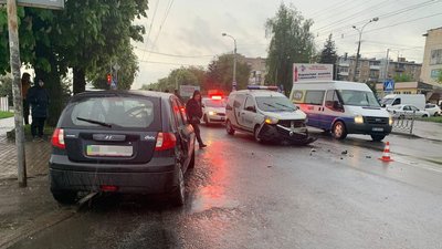 Мчали на виклик і на червоне: у Рівному в ДТП потрапив екіпаж поліції