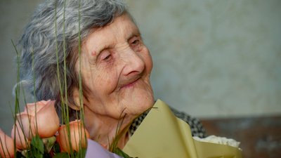 Пережила бої під Сталінградом та обстріли Чернігова росіянами: колишня керівниця жіночої колонії відсвяткувала 100 років Пережила бої під Сталінградом та обстріли Чернігова росіянами: колишня керівниця жіночої колонії відсвяткувала 100 років