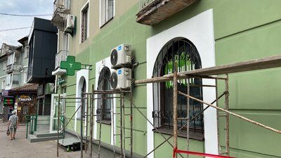 Роботи з оновлення фасаду будинку на Соборній у Рівному Роботи з оновлення фасаду будинку на Соборній у Рівному