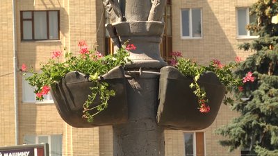 На вулицях Житомира встановлюють 120 термогорщиків з квітами На вулицях Житомира встановлюють 120 термогорщиків з квітами
