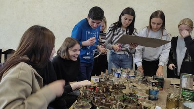 "Україна – понад усе!": волиняни виготовляють окопні свічки з патріотичними надписами "Україна – понад усе!": волиняни виготовляють окопні свічки з патріотичними надписами