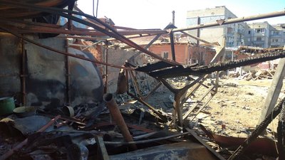 В Охтирці почали прибирати місто від наслідків авіанальотів російських літаків В Охтирці почали прибирати місто від наслідків авіанальотів російських літаків