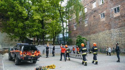 Львівські рятувальники зняли з дерева кота літньої жінки. Фоторепортаж Львівські рятувальники зняли з дерева кота літньої жінки. Фоторепортаж