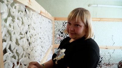 Плетуть сітки, готують батончики, шиють речі для військових: як на прикордонні Чернігівщини ВПО допомагають ЗСУ Плетуть сітки, готують батончики, шиють речі для військових: як на прикордонні Чернігівщини ВПО допомагають ЗСУ