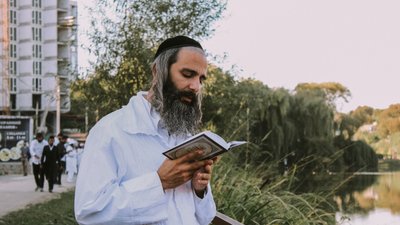 Моляться та "витрушують гріхи": хасиди в Умані святкують свій Новий рік Моляться та "витрушують гріхи": хасиди в Умані святкують свій Новий рік