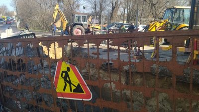 На Задворецькій у Луцьку ремонтують частину старого водогону. Коли завершать роботи На Задворецькій у Луцьку ремонтують частину старого водогону. Коли завершать роботи