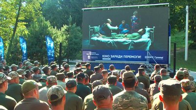 "Вітер зі сходу": на Вінниччині для нацгвардійців влаштували показ фільму просто неба "Вітер зі сходу": на Вінниччині для нацгвардійців влаштували показ фільму просто неба