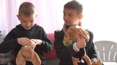 Допомагають долати стрес: у Черкасах дітям-переселенцям подарували собак-обіймак Допомагають долати стрес: у Черкасах дітям-переселенцям подарували собак-обіймак
