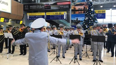 Військовий оркестр зіграв у харківському аеропорту на честь "кіборгів"