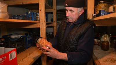 Купують свиней і готують м'ясні страви. Волонтери гуцульського села Пістинь передали на фронт пів тонни ковбас Купують свиней і готують м'ясні страви. Волонтери гуцульського села Пістинь передали на фронт пів тонни ковбас