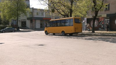 У Рівному через дефіцит пального їздять не всі маршрутки. Що кажуть пасажири, водії та влада