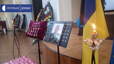 У Сєвєродонецьку прощаються із загиблим командиром батальйону "Луганськ-1" У Сєвєродонецьку прощаються із загиблим командиром батальйону "Луганськ-1"