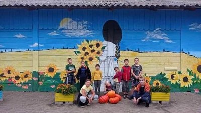Українка з соняхами: на Черкащині переселенка з Харківщини створила стінопис