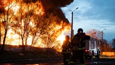 Пожежа на Чернігівщині: чоловіка та жінку госпіталізували з опіками через пожежу будинку