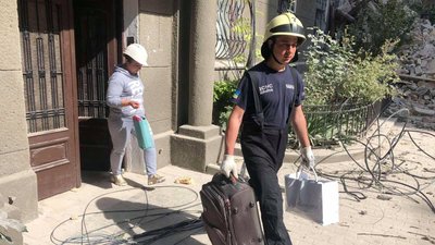 Рятувальники розбирають завали житлового будинку в центрі Одеси Рятувальники розбирають завали житлового будинку в центрі Одеси