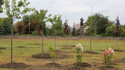 У Кременчуці облаштовують сквер на честь загиблих у ТЦ "Амстор", куди влучила російська ракета У Кременчуці облаштовують сквер на честь загиблих у ТЦ "Амстор", куди влучила російська ракета