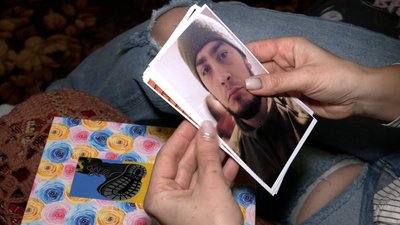 Три уламки в нозі та один — під оком: дружина полоненого морпіха, яка евакуювалась на Рівненщину, чекає його повернення Три уламки в нозі та один — під оком: дружина полоненого морпіха, яка евакуювалась на Рівненщину, чекає його повернення