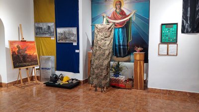 Львівському військово-історичному музею передали ноші з фронту