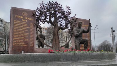 Молитвою і добрим словом: у Черкасах вшанували пам'ять загиблих добровольців Молитвою і добрим словом: у Черкасах вшанували пам'ять загиблих добровольців