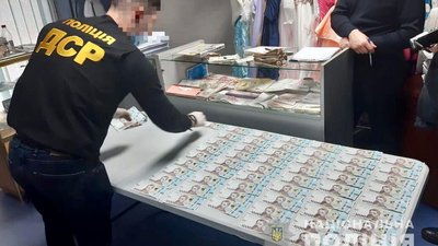 Поліція вилучила також гроші у різній валюті на загальну суму понад 1,2 млн грн.
Фото: нацполіція Хмельниччини. Поліція вилучила також гроші у різній валюті на загальну суму понад 1,2 млн грн.
Фото: нацполіція Хмельниччини.