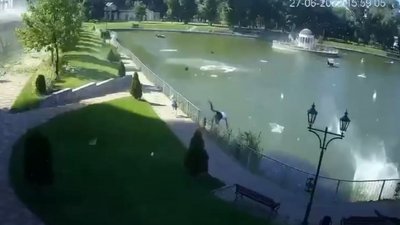 Скріншот з камери відеоспостереження в Кременчуці під час ракетного обстрілу ТРЦ з території Росії. Україна, червень 2022 року. Скріншот з камери відеоспостереження в Кременчуці під час ракетного обстрілу ТРЦ з території Росії. Україна, червень 2022 року.