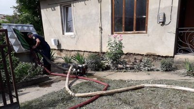 На Монастирищині рятувальники почали відкачувати воду з підтоплених господарств