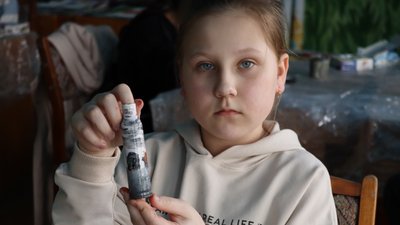 На Дніпропетровщині діти розмальовують гільзи для благодійного аукціону На Дніпропетровщині діти розмальовують гільзи для благодійного аукціону