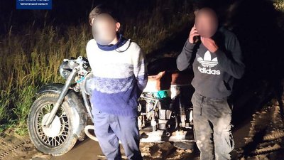 Ховався в кукурудзі: під Черніговом нетверезий 17-річний мотоцикліст тікав від поліції