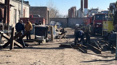 У Черкасах волонтери виготовляють протитанкові "їжаки"