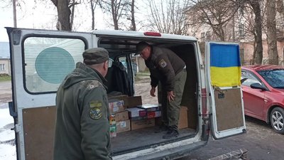 Акція "Великодній кошик для солдата": тернопільські волонтери везуть допомогу у 7 областей Акція "Великодній кошик для солдата": тернопільські волонтери везуть допомогу у 7 областей