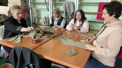 Щодня плетуть маскувальні сітки для техніки. Як херсонці допомагають військовим і один одному Щодня плетуть маскувальні сітки для техніки. Як херсонці допомагають військовим і один одному