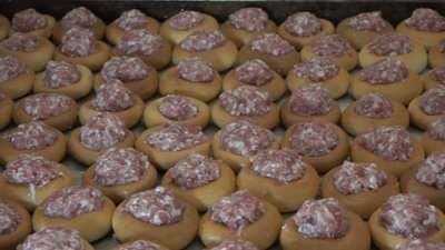 Жительки села Зарудинці на Житомирщині готують їжу для військових на передову Жительки села Зарудинці на Житомирщині готують їжу для військових на передову