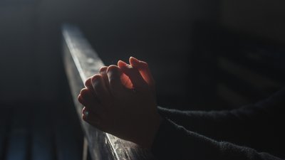 У Кропивницькому з висоти шостого поверху впала дівчина
