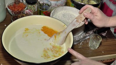 Полтавка Світлана Прохорчук починає готувати суміш Полтавка Світлана Прохорчук починає готувати суміш