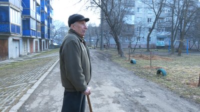 "Чи на колінах до мера йти, чи шапку скидати". Франківці просять відремонтувати їхній двір "Чи на колінах до мера йти, чи шапку скидати". Франківці просять відремонтувати їхній двір