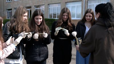 На Івано-Франківщині школярі розмалювати авто для бійців ЗСУ На Івано-Франківщині школярі розмалювати авто для бійців ЗСУ