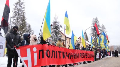 У Гуті десятки людей мітингували "проти політичних репресій Зеленського" У Гуті десятки людей мітингували "проти політичних репресій Зеленського"