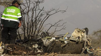 Поліцейський біля уламків літака у Перу 1 серпня 2026 року