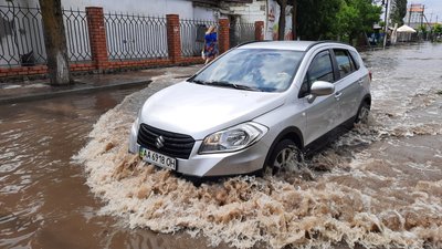 Злива у Коблевому, що на Миколаївщини, псує відпочинок туристів Злива у Коблевому, що на Миколаївщини, псує відпочинок туристів