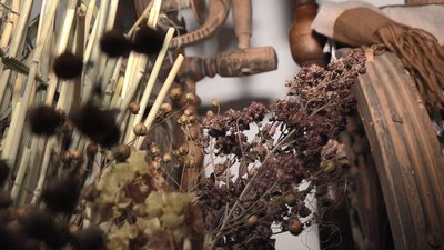 "Військові їх носять у кишеньках": черкаська майстриня в’яже дідухи і робить мотанки
